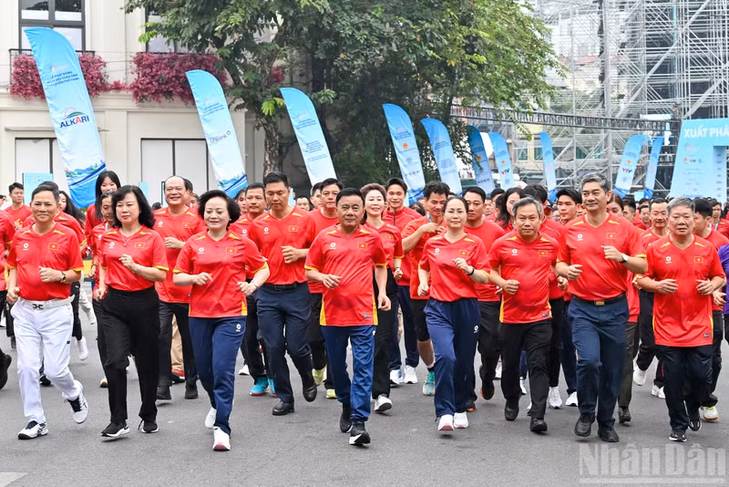 El miembro del Buró Político y permanente del Secretariado del Comité Central del Partido Comunista de Vietnam (PCV), Tran Cam Tu, y otros delegados en el evento. (Foto: Nhan Dan)