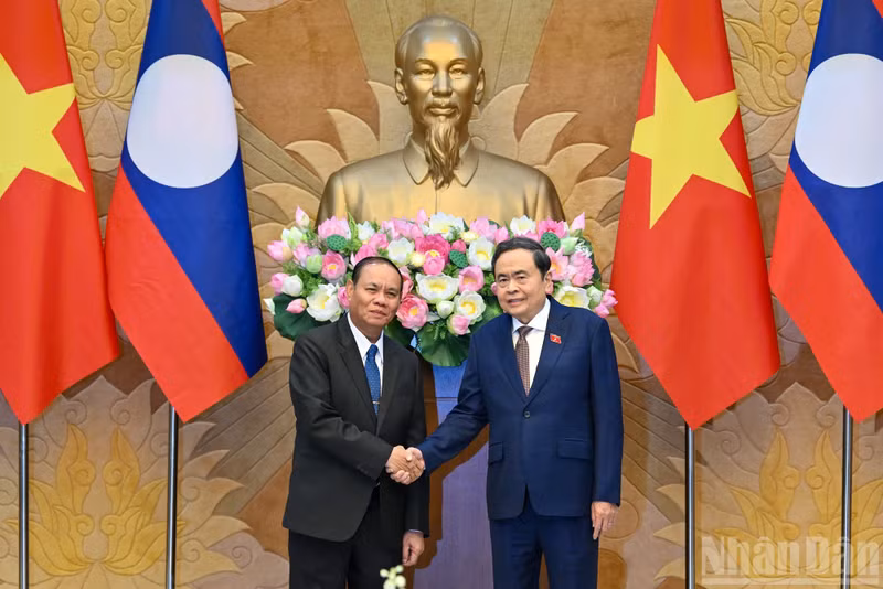 El presidente de la Asamblea Nacional de Vietnam, Tran Thanh Man, recibe a Vilay Lakhamphong, miembro del Buró Político e integrante permanente del Secretariado del Comité Central del Partido Popular Revolucionario de Laos. (Foto: Nhan Dan)