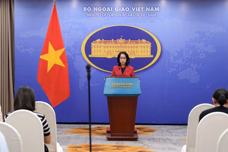 La portavoz del Ministerio de Relaciones Exteriores de Vietnam, Pham Thu Hang, responde a las preguntas de la prensa. (Foto: hanoimoi.vn)