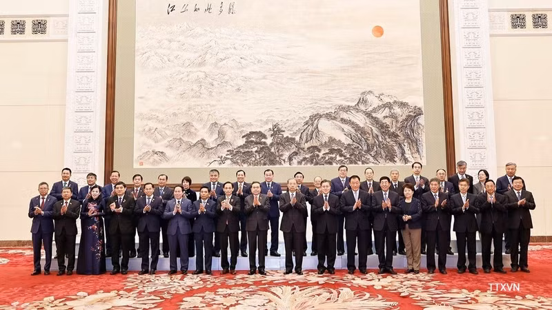 El presidente de la Asamblea Nacional de Vietnam, Tran Thanh Man, y el presidente del Comité Permanente de la Asamblea Popular Nacional de China, Zhao Leji, posan para una foto junto con representantes de ambos países en el Gran Palacio del Pueblo, en Pekín, el 12 de octubre de 2026. (Foto: VNA)