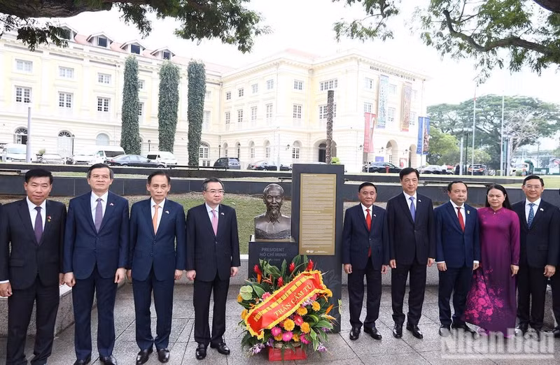 El miembro del Buró Político e integrante permanente del Secretariado del Comité Central del Partido Comunista de Vietnam, Tran Cam Tu, rinde homenaje al Presidente Ho Chi Minh. (Foto: Nhan Dan)