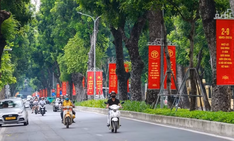 Calles de Hanói lucen decoradas con banderas y flores en vísperas del Día Nacional (Foto: hanoimoi.vn) 