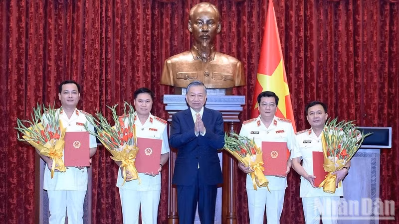 El secretario general del Partido Comunista de Vietnam y presidente del país, To Lam, entrega la decisión a los funcionarios. (Foto: Nhan Dan)