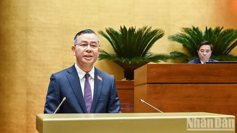 El ministro de Finanzas, Ngo Van Tuan, habla en el evento. (Foto: Nhan Dan)