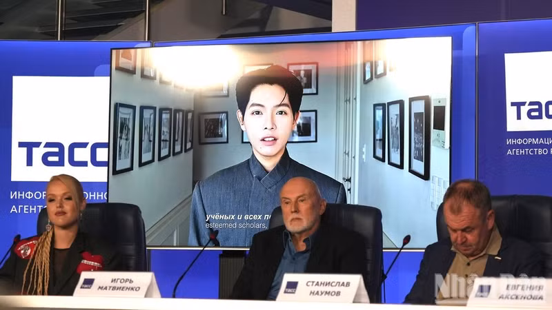 El cantante Duc Phuc interviene por videoconferencia durante la mesa redonda. (Foto: Nhan Dan)