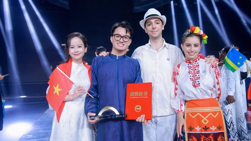 Le Van Dai (segundo por la izquierda), junto a otros participantes del concurso. (Foto cortesía del protagonista)