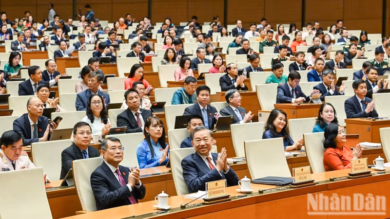 El secretario general del Partido Comunista de Vietnam y presidente de la nación, To Lam; el primer ministro Le Minh Hung; la presidenta del Comité Central del Frente de la Patria de Vietnam, Bui Thi Minh Hoai, y otros dirigentes del Partido y del Estado, asisten al evento.