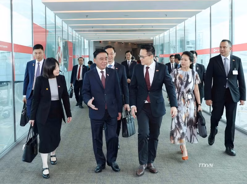 El miembro del Buró Político e integrante permanente del Secretariado del Comité Central del Partido Comunista de Vietnam (PCV), Tran Cam Tu, llega al aeropuerto Changi. (Foto: VNA)