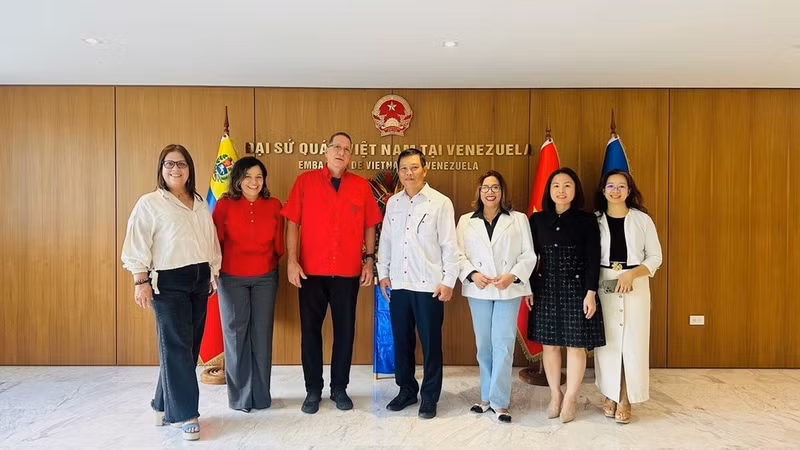 Dirigentes del Partido Socialista Unido de Venezuela visita a la embajada de Vietnam en el país. (Foto: Embajada de Vietnam en Venezuela)