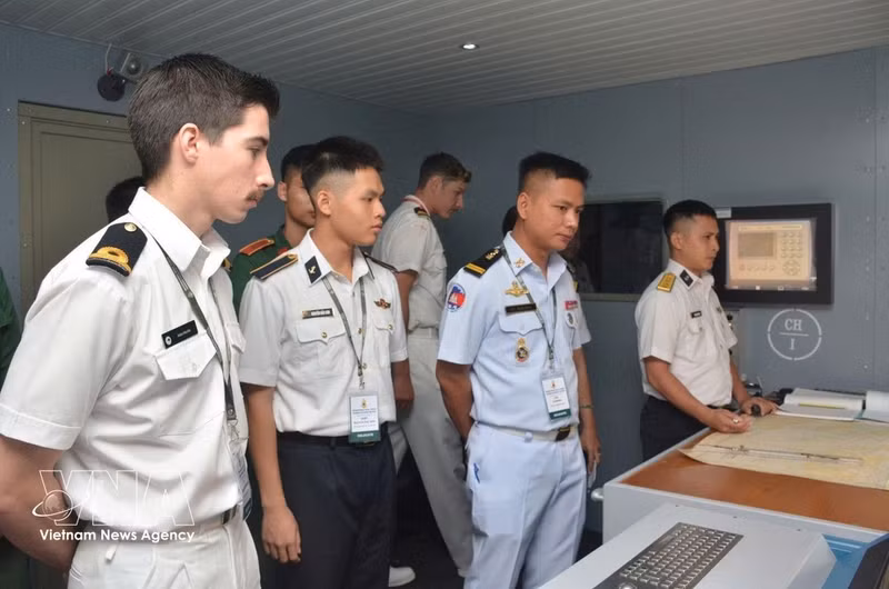 Delegados visitan el centro de entrenamiento de simulación de combate de la Academia Naval en la provincia de Khanh Hoa. (Foto: VNA)