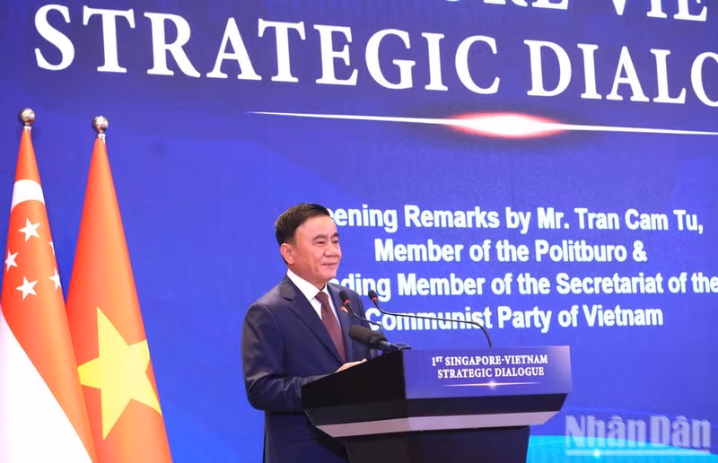 El miembro del Buró Político y permanente del Secretariado del Comité Central del Partido Comunista de Vietnam, Tran Cam Tu, interviene en el primer Diálogo Estratégico Vietnam-Singapur.