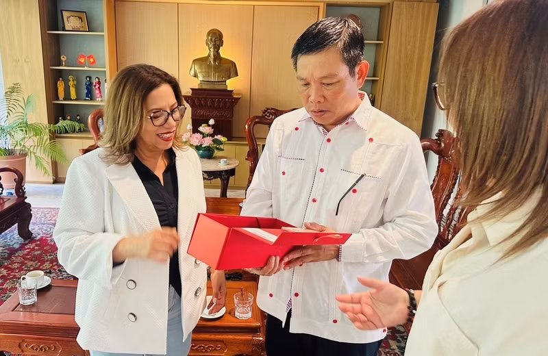 La integrante del Buró Político y vicepresidenta de Asuntos Internacionales del PSUV, Tania Díaz, entrega un regalo a Vu Trung My, embajador vietnamita en Venezuela. (Foto: Embajada de Vietnam en Venezuela)