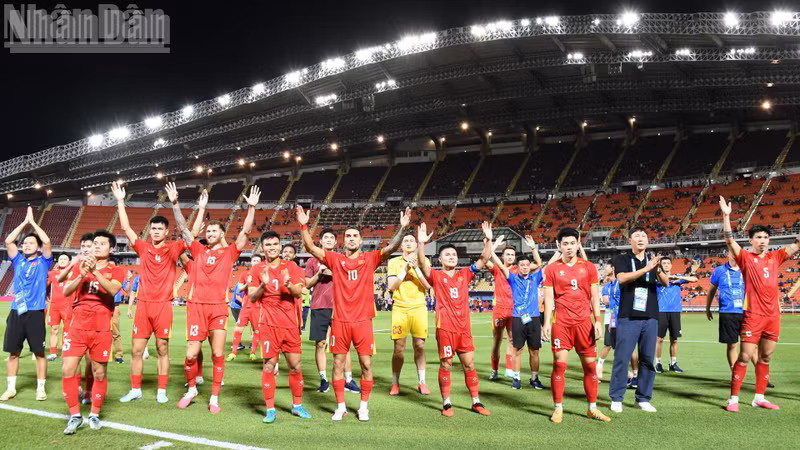 Equipo vietnamita celebra victoria frente a Tailandia. (Foto: Nhan Dan)
