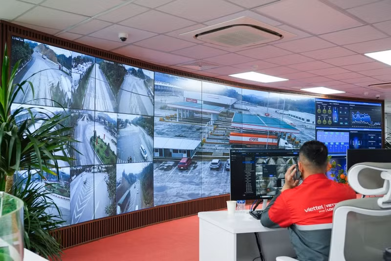 Técnicos coordinan las operaciones de almacenamiento en la sala de control NOC del Parque Logístico Viettel Lang Son. (Foto: Quoc Dat)