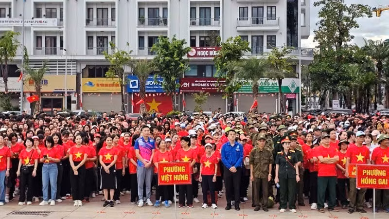 Numerosos ciudadanos participan en el programa Avanzamos con Vietnam 2025. (Foto: Nhan Dan)