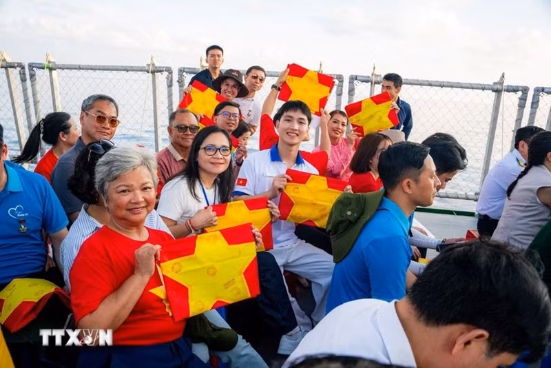 Tran Ngoc Thao Sophie (con gafas), responsable general de la Escuela de Vietnam Mang Non de la Unión General de Vietnamitas en Francia (UGVF) y miembro de su Comité Permanente. (Foto: VNA)