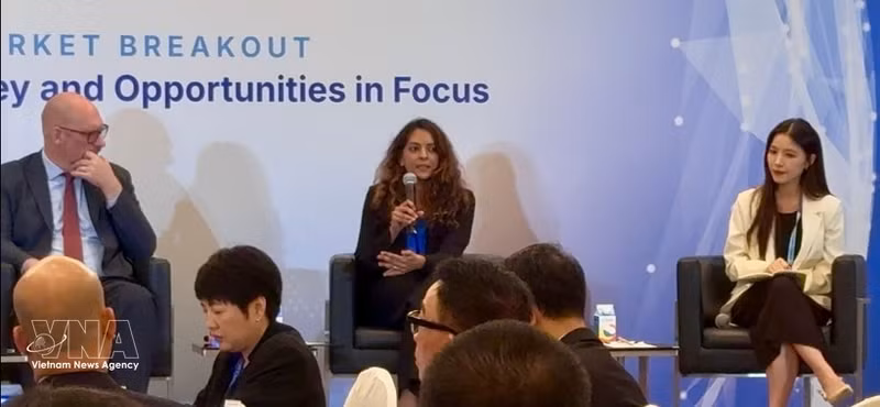 Shanti Alexander (centro), directora de Campañas y Programas de Políticas para Asia-Pacífico de Meta, y Thao Dao, responsable de Estrategia y Operaciones Nacionales de Google, asisten a un taller en el Foro de la Asean en Singapur. (Foto: VNA)