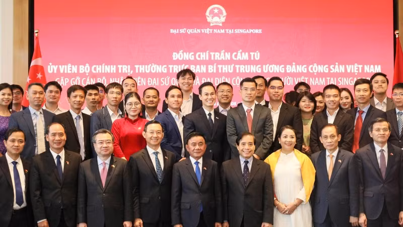 El miembro del Buró Político y permanente del Secretariado del Comité Central del Partido Comunista de Vietnam (PCV), Tran Cam Tu, y delegados. 