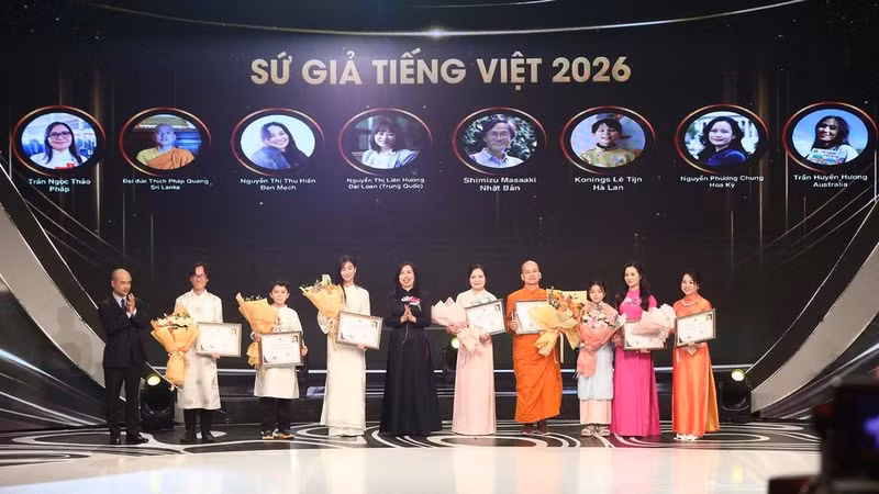 La viceministra de Relaciones Exteriores Le Thi Thu Hang y el presidente del Comité Estatal para los Vietnamitas en el Extranjero, Nguyen Trung Kien, rinden homenaje a los ocho embajadores del idioma vietnamita en el extranjero. (Foto: Comité Estatal para los Vietnamitas en el Extranjero)
