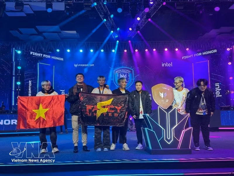 El equipo Fancy United Esports, en representación de Vietnam, en el evento APAC Predator League 2026. (Foto: VNA)