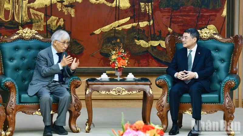 El primer ministro de Vietnam, Le Minh Hung, recibe al profesor Tran Thanh Van, presidente de la Asociación científica “Encuentro de Vietnam” y director del Centro Internacional de Ciencia y Educación Interdisciplinarias (ICISE). 