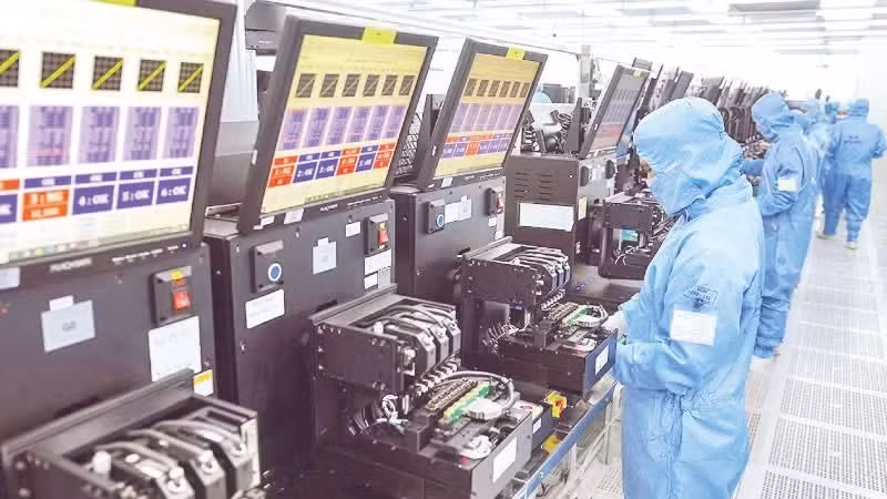 Línea de producción de módulos de cámaras y componentes electrónicos destinados a la exportación en la planta de MCNEX VINA, empresa de capital surcoreano al cien por cien, ubicada en el parque industrial Phuc Son, en la provincia de Ninh Binh. (Foto: Nhan Dan).