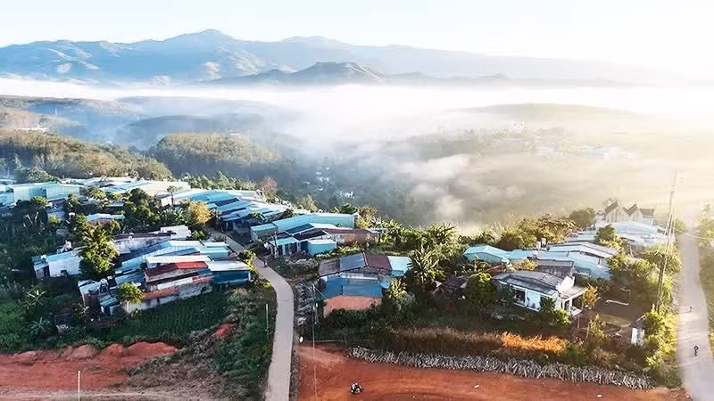 La niebla se retira lentamente hacia las montañas.