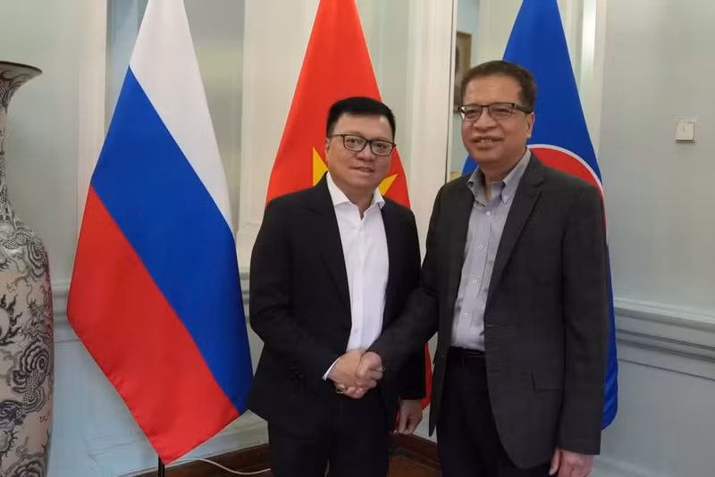 El miembro del Comité Central del Partido Comunista de Vietnam (PCV), presidente-editor del periódico Nhan Dan, subjefe de su Comisión de Propaganda, Educación y Movilización de Masas del Comité Central del PCV y titular de la Asociación de Periodistas del país, Le Quoc Minh, y el embajador de Hanói en Rusia, Dang Minh Khoi. (Foto: Nhan Dan)