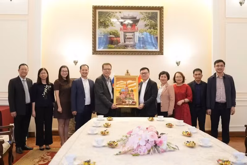 La delegación del periódico Nhan Dan posa junto al personal de la Embajada de Vietnam en Rusia. (Foto: Nhan Dan)