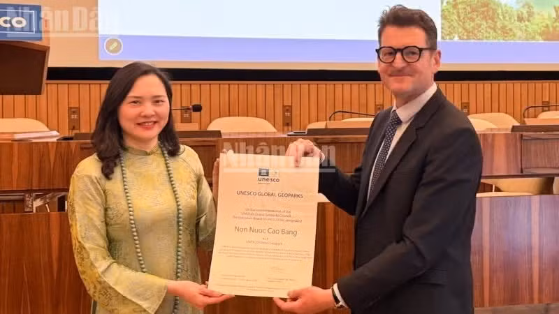 La embajadora Nguyen Thi Van Anh recibe el Certificado de Re-reconocimiento del Geoparque Mundial Non Nuoc Cao Bang. Foto: Nhan Dan