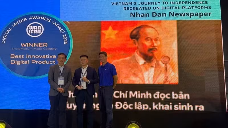 El periodista Nguyen Hoang Nhat, subdirector de la Redacción de Nhan Dan Digital, en representación del periódico Nhan Dan, recibe el galardón en los Digital Media Awards Asia 2026.