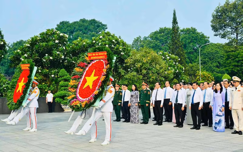 Las autoridades municipales visitan el Cementerio de Mártires de Ciudad Ho Chi Minh. (Foto: laodong.vn)