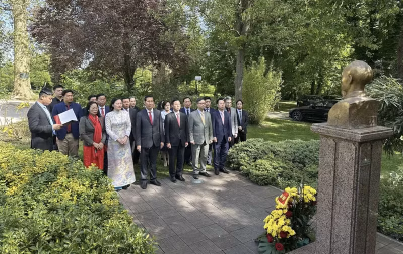 Los delegados rinden homenaje al Presidente Ho Chi Minh (Foto: VNA)