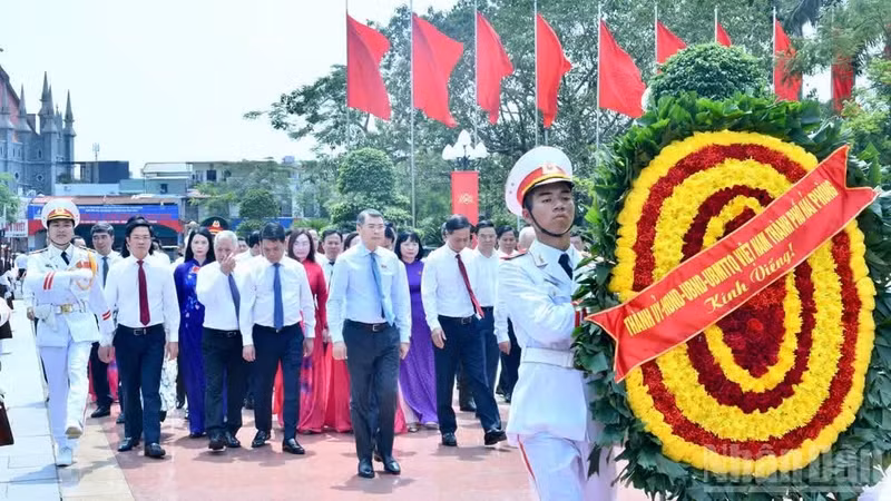 El primer ministro Le Minh Hung rinde homenaje en el Monumento a los Héroes y Mártires de Hai Phong. (Foto: Nhan Dan)
