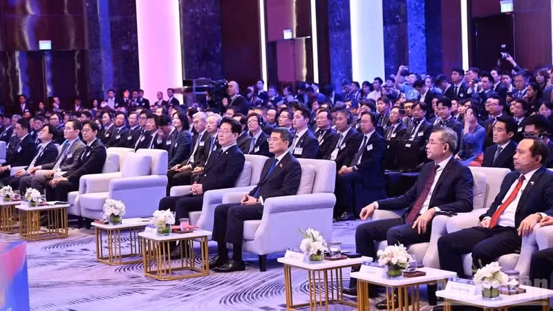 El primer ministro vietnamita, Le Minh Hung, y presidente de Corea del Sur Lee Jae Myung, asisten al Foro Económico entre ambos países. (Foto: Nhan Dan)