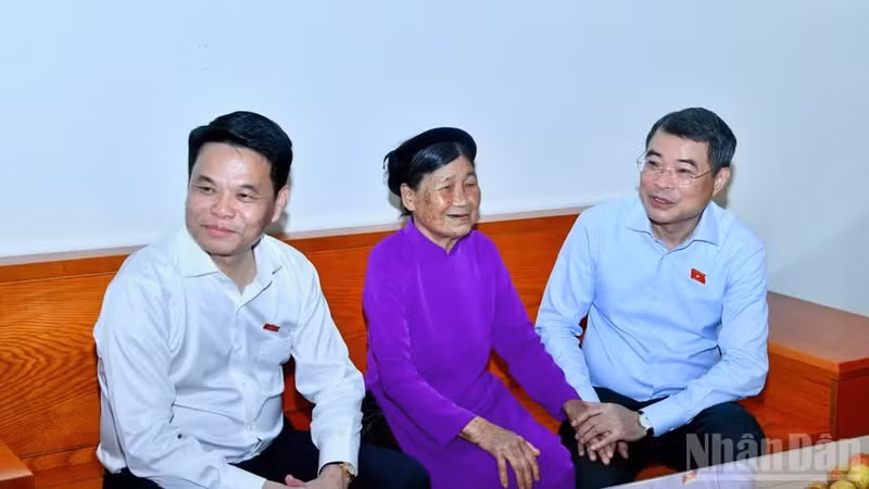 El primer ministro Le Minh Hung se reúne con la heroica madre vietnamita Dinh Thi Be, en el barrio de Nam Dong.