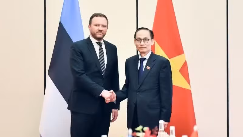 El ministro de Relaciones Exteriores de Vietnam, Le Hoai Trung, recibe a su homólogo estonio, Margus Tsahkna. (Foto: Ministerio de Relaciones Exteriores de Vietnam)