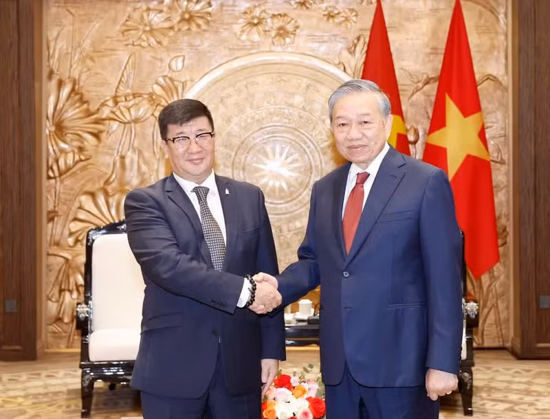 El secretario general del Partido Comunista y presidente de Vietnam, To Lam, recibe a Jigjee Sereejav, embajador de Mongolia en el país. (Foto: VNA)