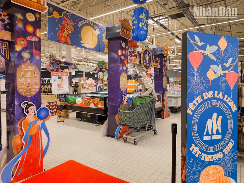 Zona de exposición de productos vietnamitas en el supermercado Carrefour Verdun de Francia. 