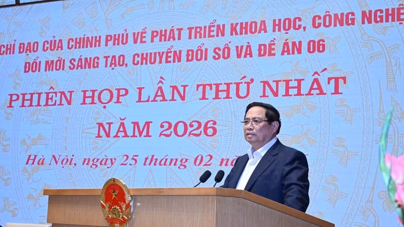 El primer ministro vietnamita, Pham Minh Chinh, preside la reunión del Comité Directivo para el desarrollo de la ciencia, la tecnología, la innovación, la transformación digital. Foto: Nhan Dan