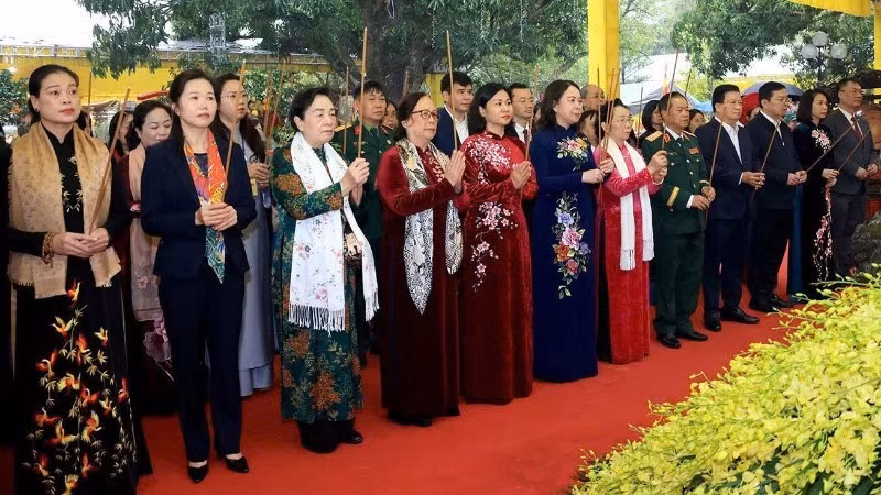 La vicepresidenta de Vietnam, Vo Thi Anh Xuan, y otros delegados en el acto. (Foto: Nhan Dan)