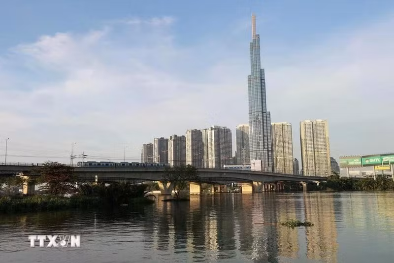 Los trenes de la línea del metro 1 pasan por debajo del puente de Saigón, conectando el distrito de Binh Thanh con la ciudad de Thu Duc. (Foto: VNA)