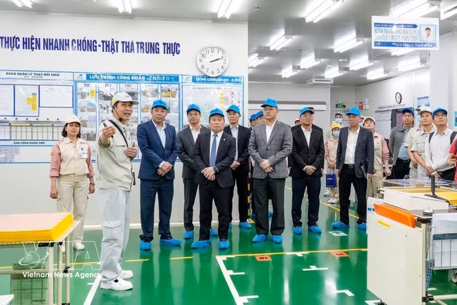 El presidente del Comité Popular de Hanói, Vu Dai Thang, junto con la delegación, visita la empresa Meiko Electronics Vietnam, ubicada en el Parque Industrial Thach That-Quoc Oai. (Foto: VNA)