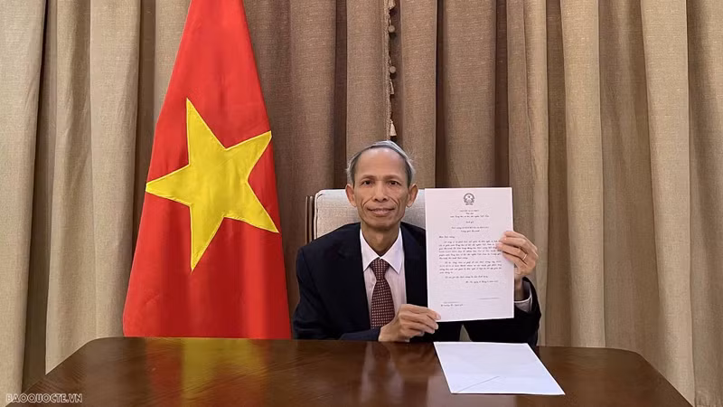 El embajador de Vietnam en Arabia Saudita, concurrente en Bahréin, Dang Xuan Dung, entrega cartas credenciales al canciller bahreiní, Abdullatif bin Rashid Al Zayani.