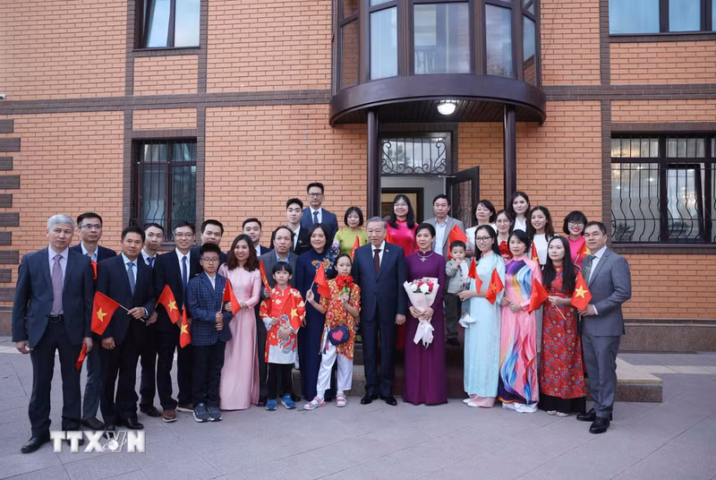 To Lam y su esposa, junto con familias de funcionarios y personal de la Embajada de Vietnam en Kazajistán. (Foto: Thong Nhat/VNA)