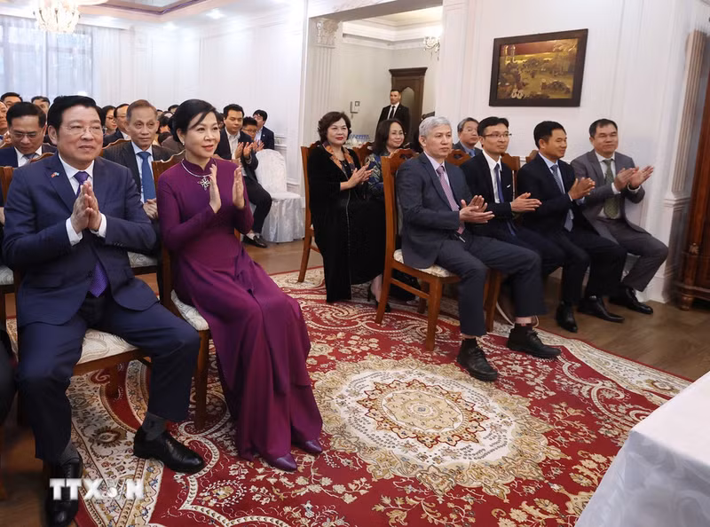 La esposa de To Lam y delegados vietnamitas asisten al encuentro con funcionarios de la Embajada y la comunidad vietnamita en Kazajistán. (Foto: Thong Nhat/VNA)