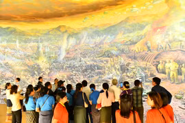Los visitantes admiran la pintura panorámica de la Campaña de Dien Bien Phu en el Museo de la Victoria de Dien Bien Phu. (Foto: Nhan Dan)