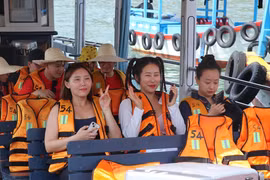 Turistas surcoreanos exploran las islas de Nha Trang. (Foto: VNA)