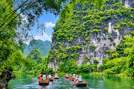 Turistas en Trang An, provincia de Ninh Binh. (Foto: Nhan Dan)