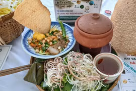 En el seminario se exhibe una cazuela de barro con Mi Quang al estilo de Da Nang. (Foto: VNA)